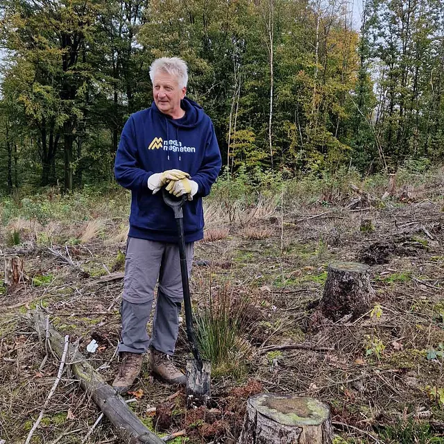 Wir lassen nicht nur buddeln, nein, wir buddeln selber: Im Oktober konnten wir an einer von unserem Kooperationspartner Plant-my-tree durchgeführten Baumpflanzaktion in Lüdenscheid teilnehmen. Unter fachkundiger Anleitung haben wir unter anderem Rotbuchen, Stileichen, Bergahorn und Douglasien in die Erde gesetzt. Auf einer Fläche, auf der in der Vergangenheit Monokulturen zur reinen Holzgewinnung gepflanzt worden waren, soll nun wieder ein gesunder Mischwald entstehen. Ein tolles Erlebnis, das uns die wichtige Arbeit von Plant-my-tree noch einmal so richtig vor Augen geführt hat!